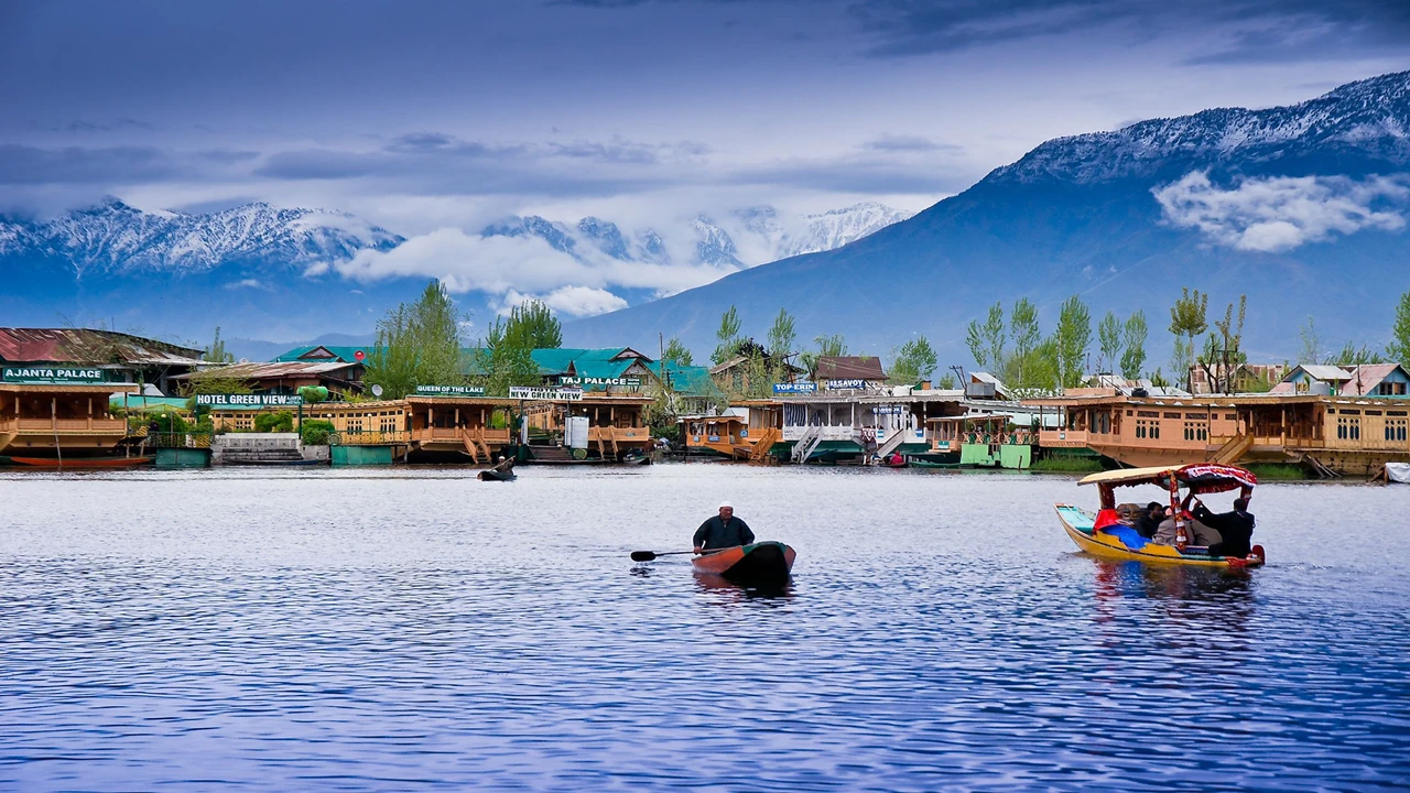 Kashmir Tour Package (Premium - Shikara & 4-Star)
