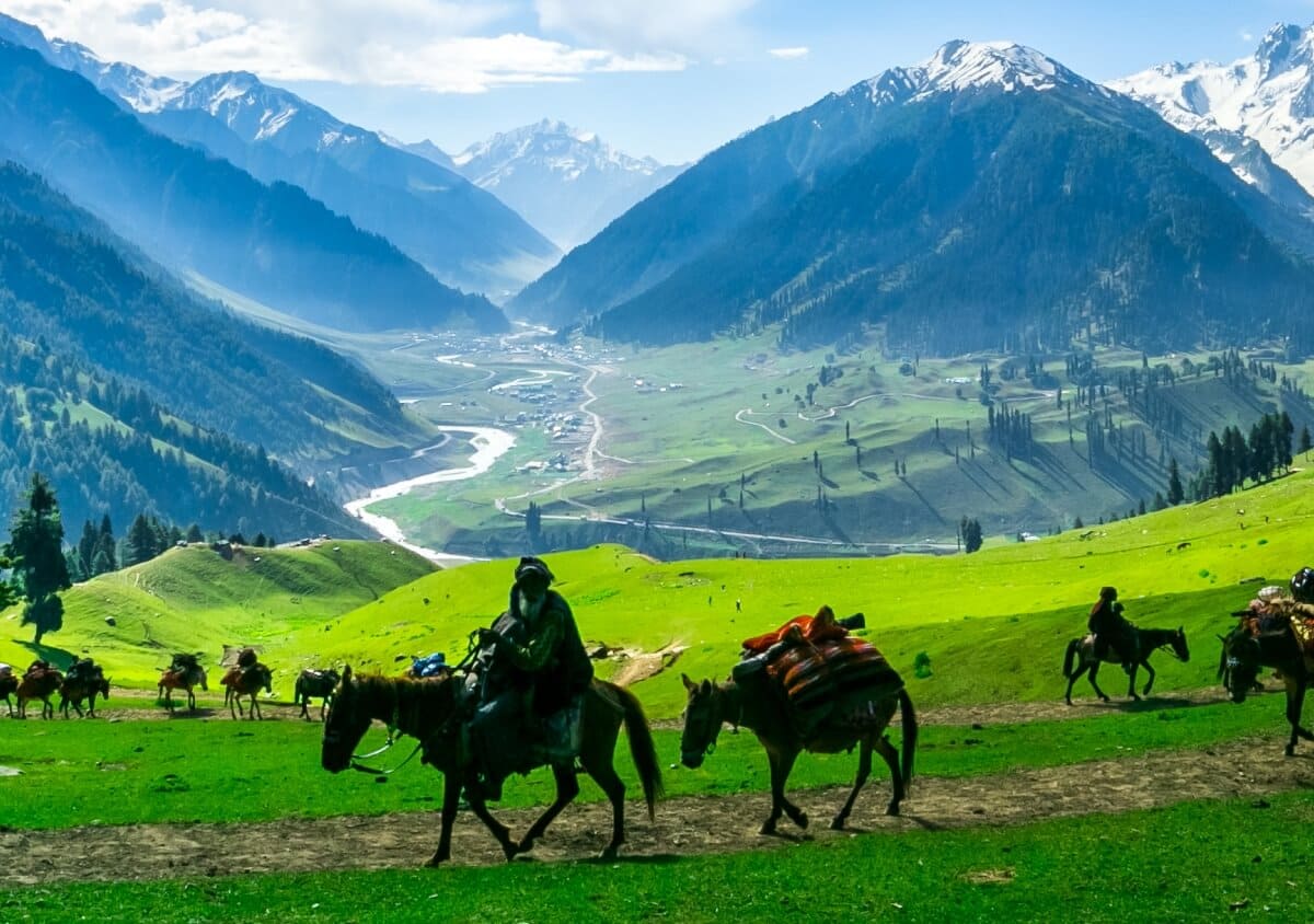 Kashmir Tour Package (Premium - Grand Circuit)